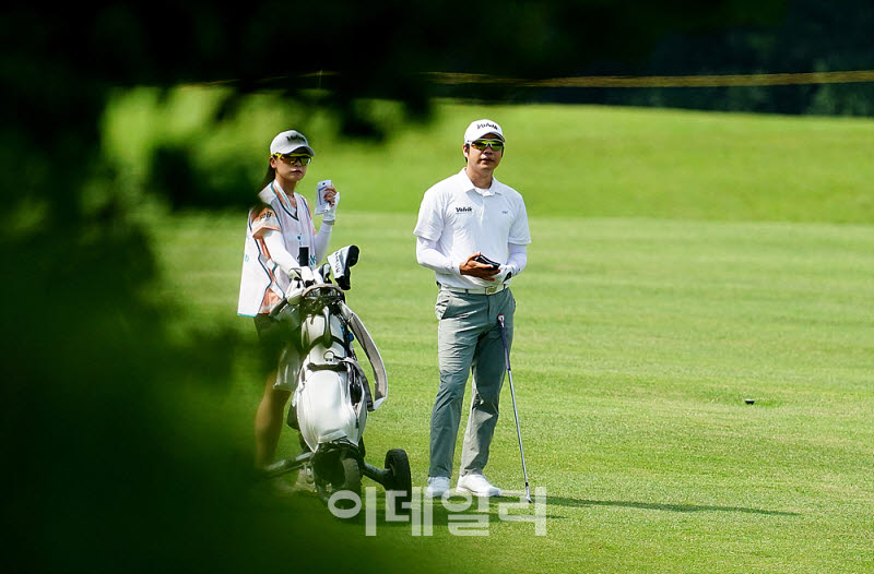 [포토] 김민수, 아내와 함께 계산한다