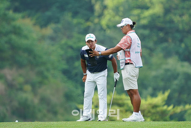 [포토] 김홍택, 야디지북 보며 세우는 전략