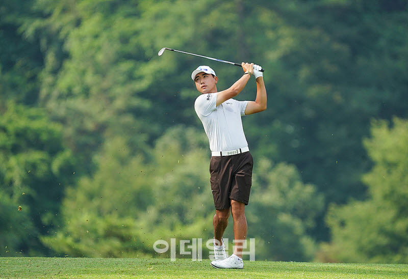[포토] 조우영, 타구 방향을 살핀다