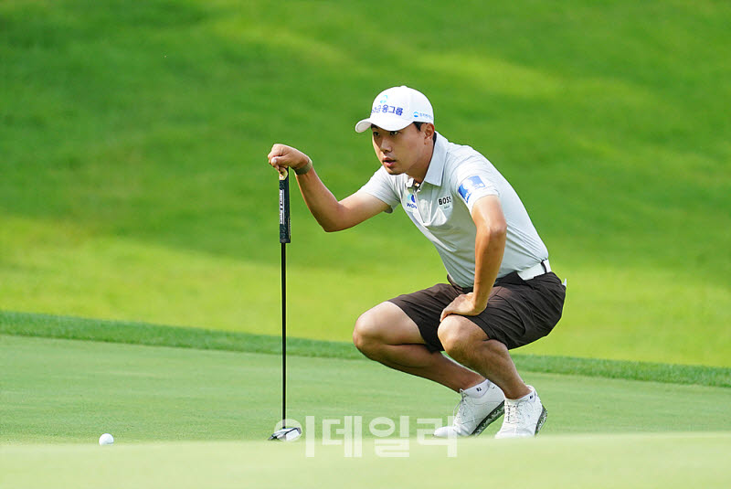 [포토] 조우영, 신중히 읽는 라인