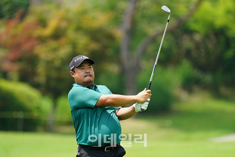 [포토] 타구 바라보는 유송규