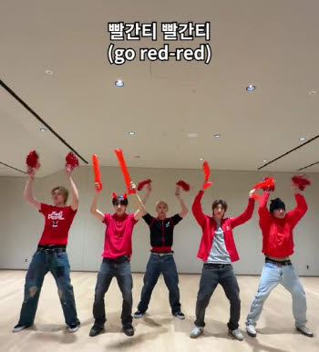 "대한민국~" 코르티스의 'REDRED'한 붉은악마룩[누구템]