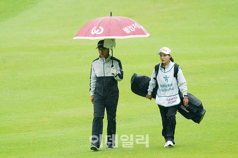 [포토] 이형준, 영원한 동반자와 함께