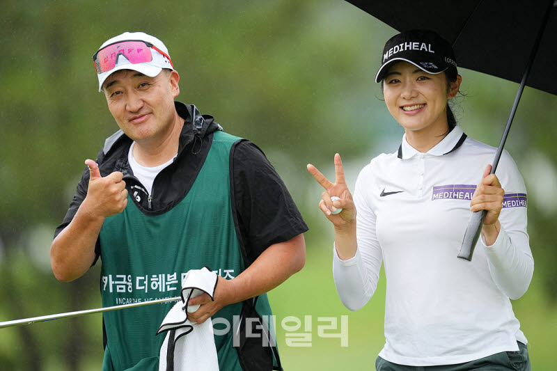 [포토]손예빈,버디 성공 콤비 브이