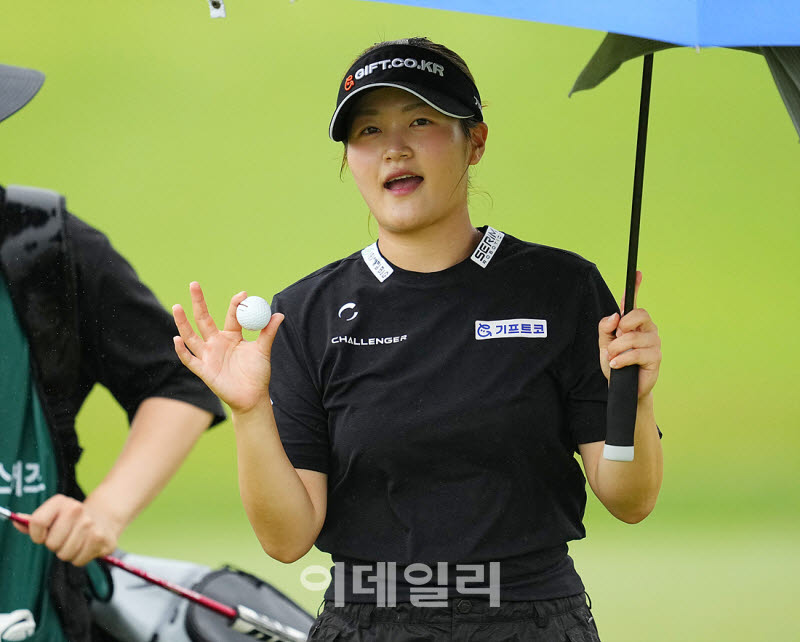 [포토]홍현지,버디 성공 밝은 볼인사