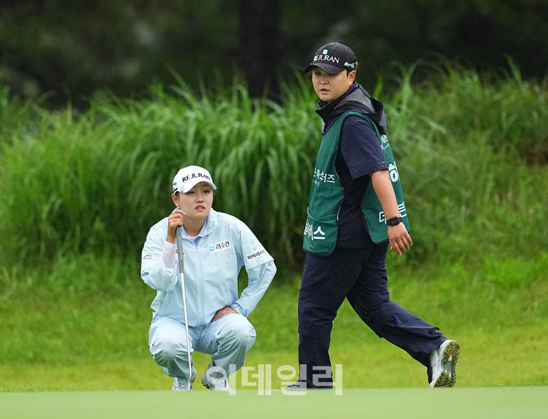 [포토]조혜림,그린 경사를 파악한다
