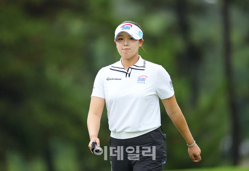 [포토]이윤서,첫 홀 보기는 안되는데