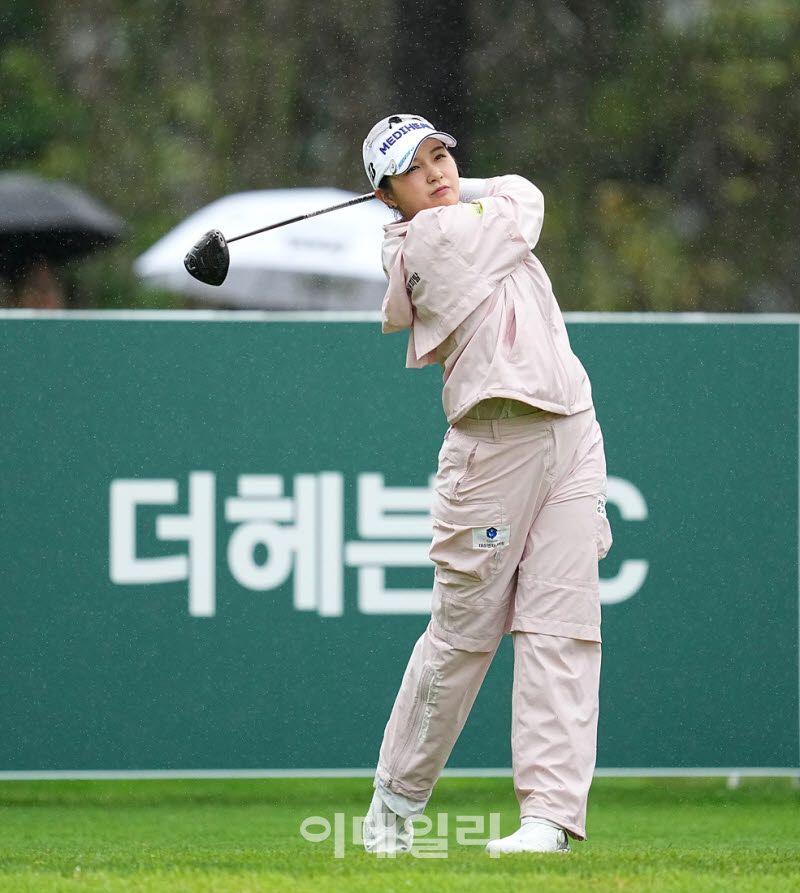 [포토]박현경,무빙데이 리더보드 상단으로