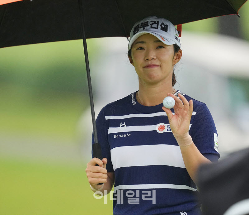 [포토]김수지,미소 볼인사