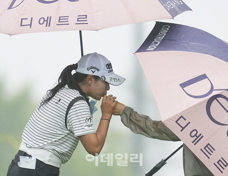 [포토]성유진,엄마가 챙겨주는 영양제