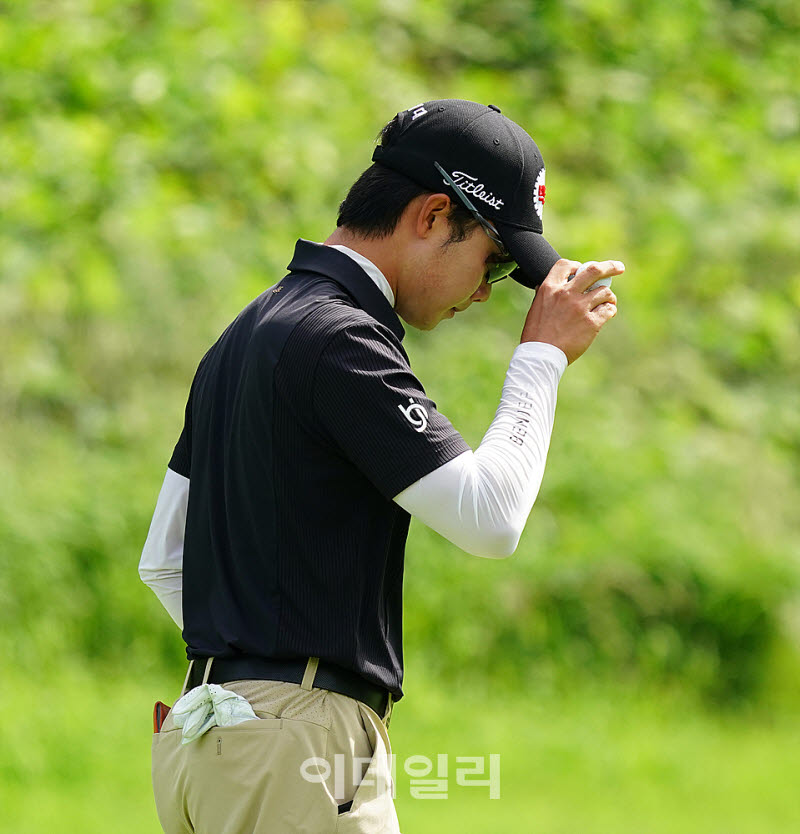 [포토] 송민혁, 버디 인사하며 홀아웃