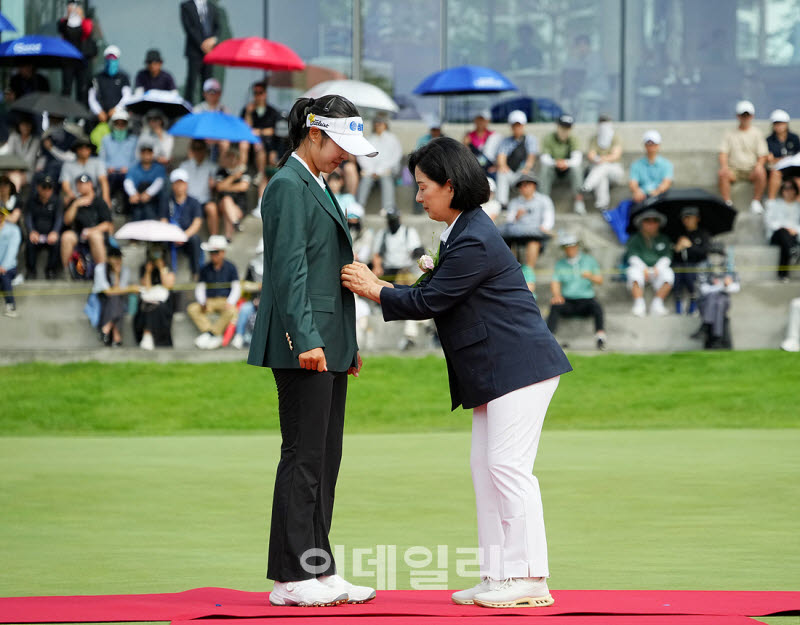 [포토]서교림,우승 재킷 딱맞네