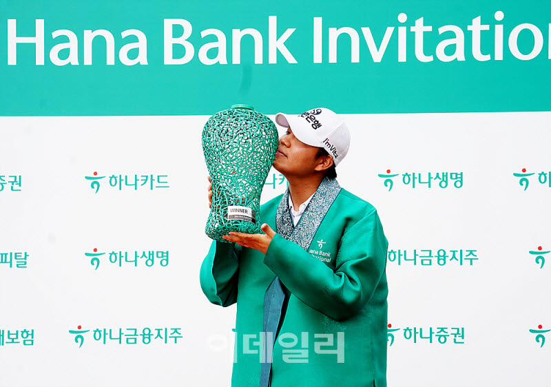 [포토] 장유빈, 짜릿한 2주 연속 트로피 키스