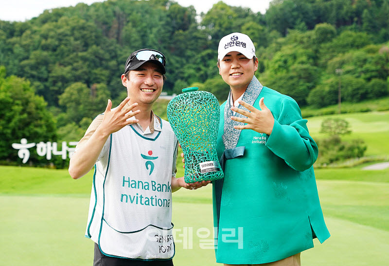 [포토] 장유빈, 도움 준 캐디형과 함께
