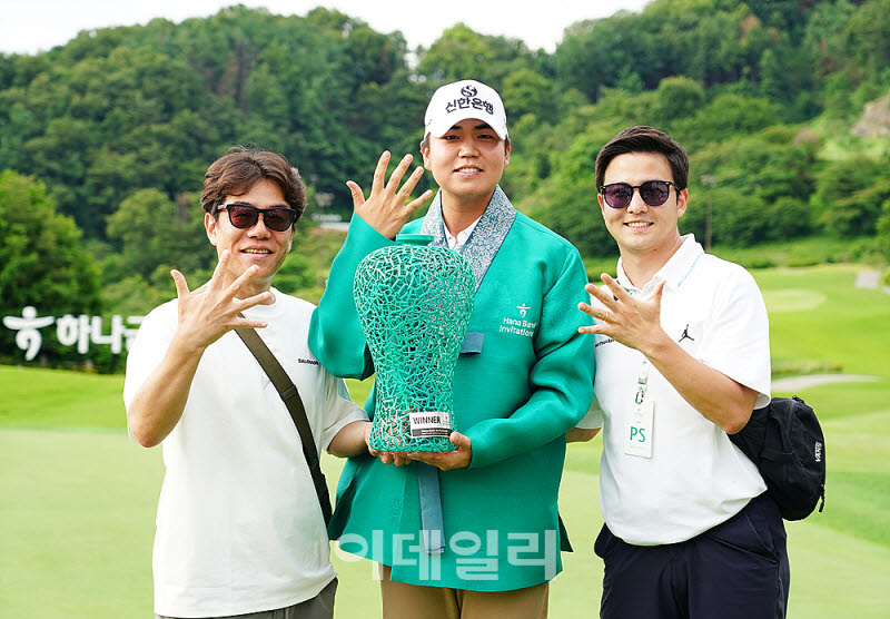[포토] 장유빈, 매니지먼트 식구들과 함께