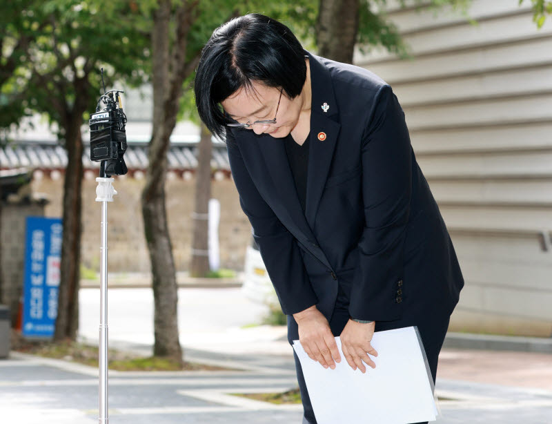 [포토]고개숙여 모두의 창업 개인정보 유출 사과하는 한성숙 후보자