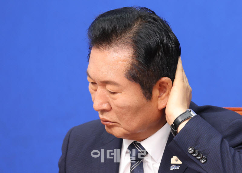[포토]'머리 만지는 정청래 대표'