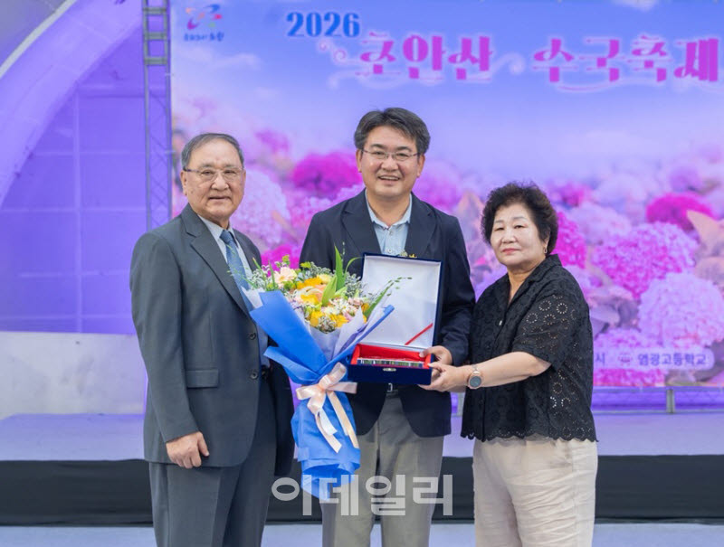 [포토] 주민 감사패 받는 오승록 노원구청장