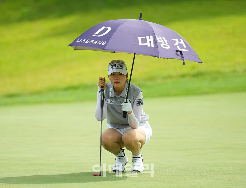 [포토]김민선,버디 위해 라인을 살핀다