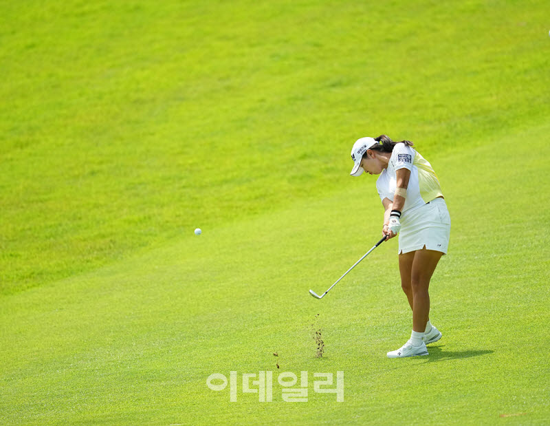 [포토]성유진,노련한 첫 아이언 임팩트
