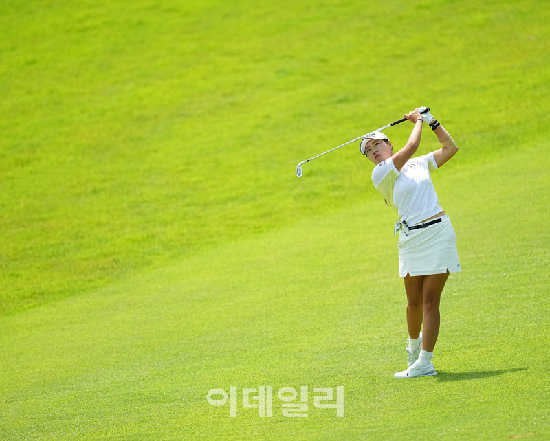 [포토]성유진,핀 앞에 붙여 버디를 노린다