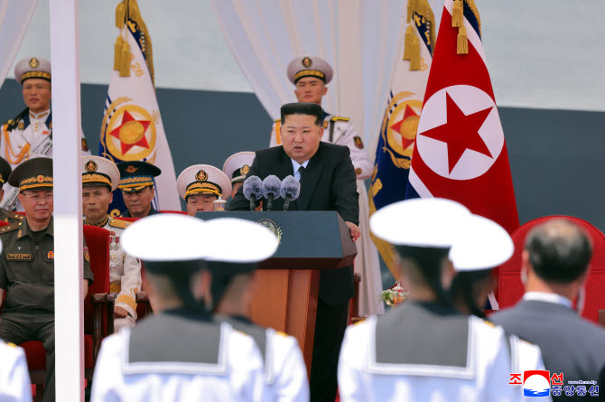 북한 5000톤급 구축함 최현호 취역…김정은 "경이적 전투력"