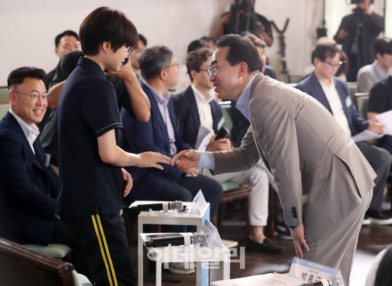 [포토] 미래세대와 인사하는 박홍근 기획예산처 장관
