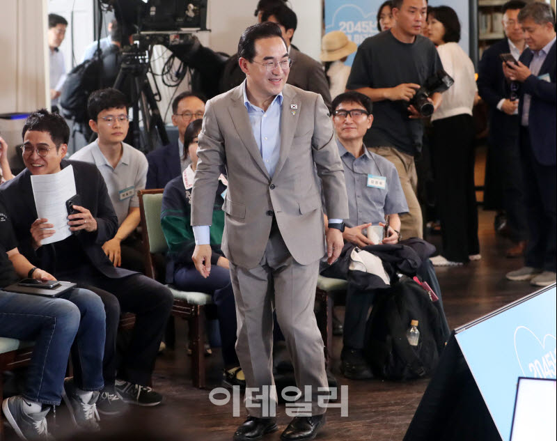 [포토] 국가발전전략 타운홀 미팅 참석하는 박홍근 장관