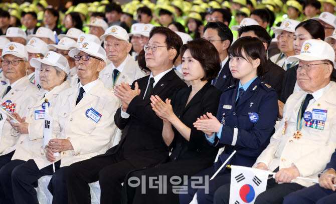 李, 6·25 행사 참석…전쟁 걱정 없는 평화로운 한반도 강조