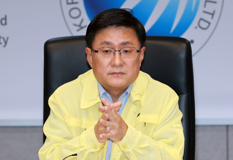 [포토]생각에 잠긴 김성환 기후에너지환경부장관