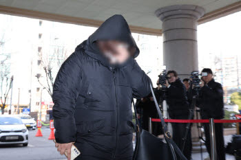 "홀로 딸 키우며 생활고"…'포르쉐 약물' 건넨 前 간호조무사, 징역4년 구형