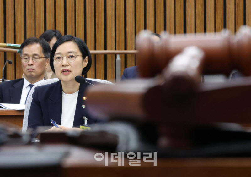 [포토]답변하는 한성숙 국무총리 후보자