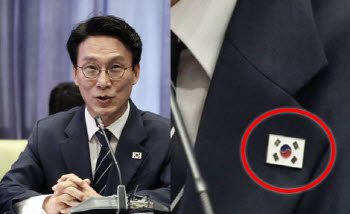 방중 김민석 가슴에 '거꾸로 태극기'…野 "국가적 망신"