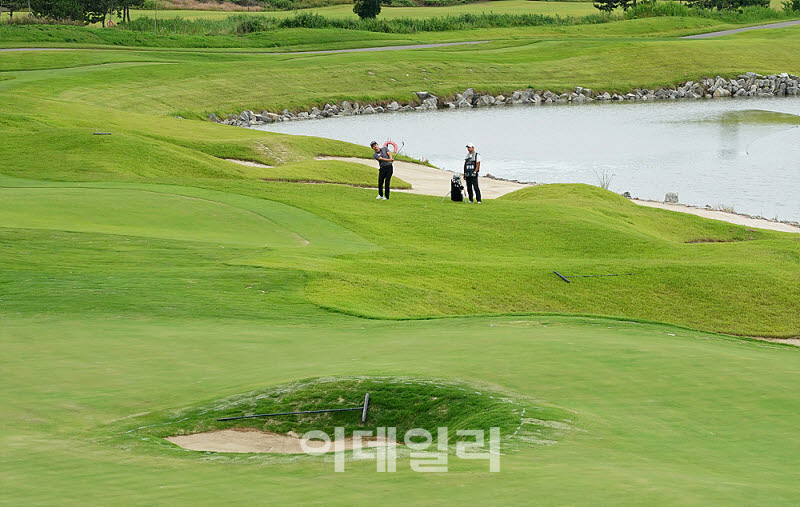[포토] 왕정훈, 그린 가운데 벙커를 피해서