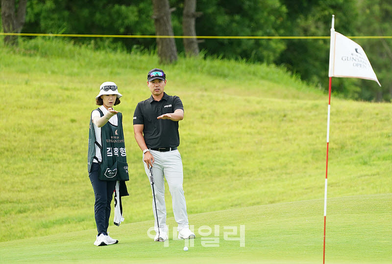 [포토] 김학형, 아내와 읽는 버디라인