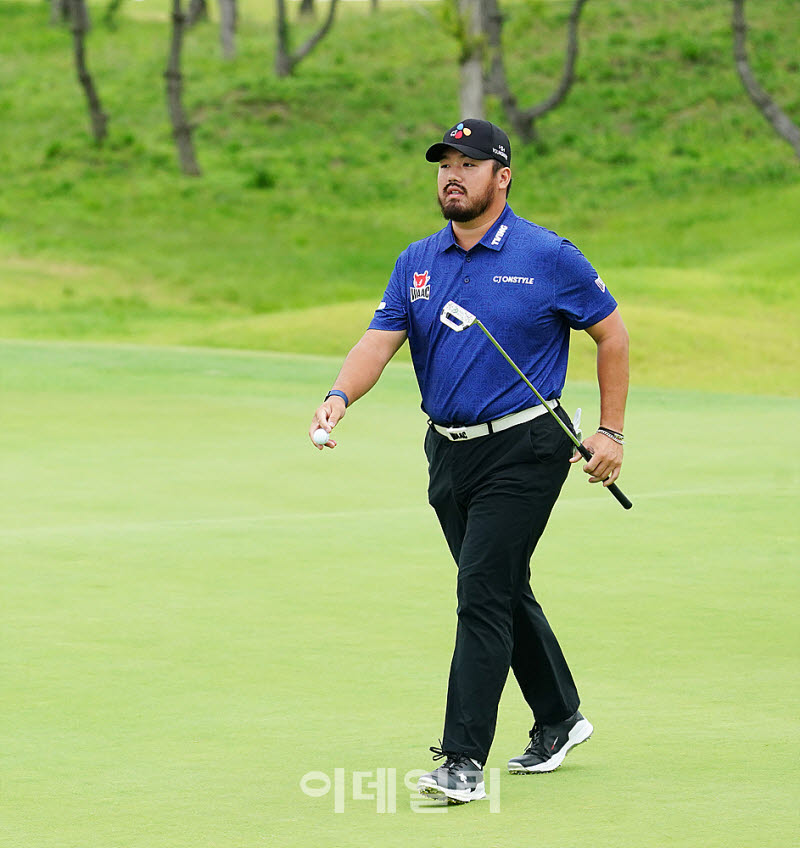 [포토] 정찬민, 당당한 발걸음으로 홀아웃