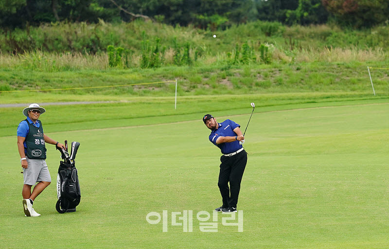 [포토] 정찬민, 정교한 컨택으로 날린다