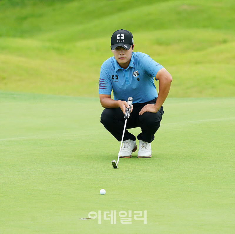 [포토] 김민규, 신중히 읽는 라인