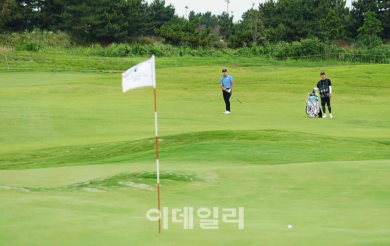 [포토] 김민규, 그린 중앙 벙커를 피해서