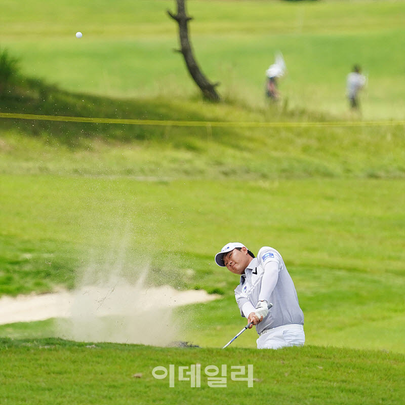 [포토] 문동현, 페어웨이 벙커 탈출