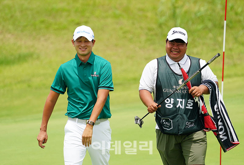 [포토] 양지호, 버디 잡고 캐디와 싱글벙글