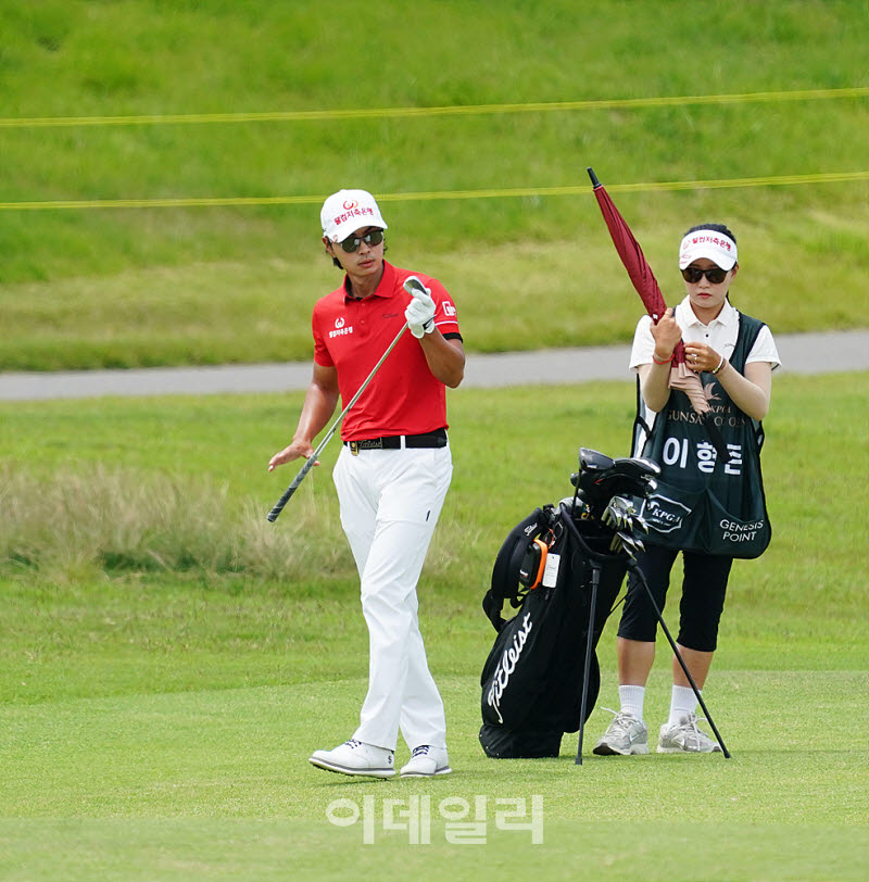 [포토] 이형준, 신중한 아이언 선택