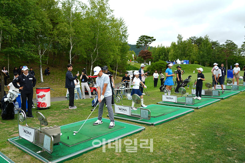 [포토]'맥콜 모나 용평 오픈 with SBS Golf'유소년 레슨 진행