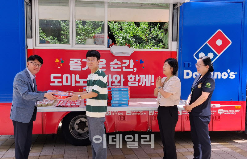 [포토]도미노피자, 호국 보훈의 달 맞아 국가유공자들에 피자 전달