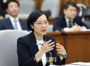 다주택·정보유출에 고개 숙인 한성숙