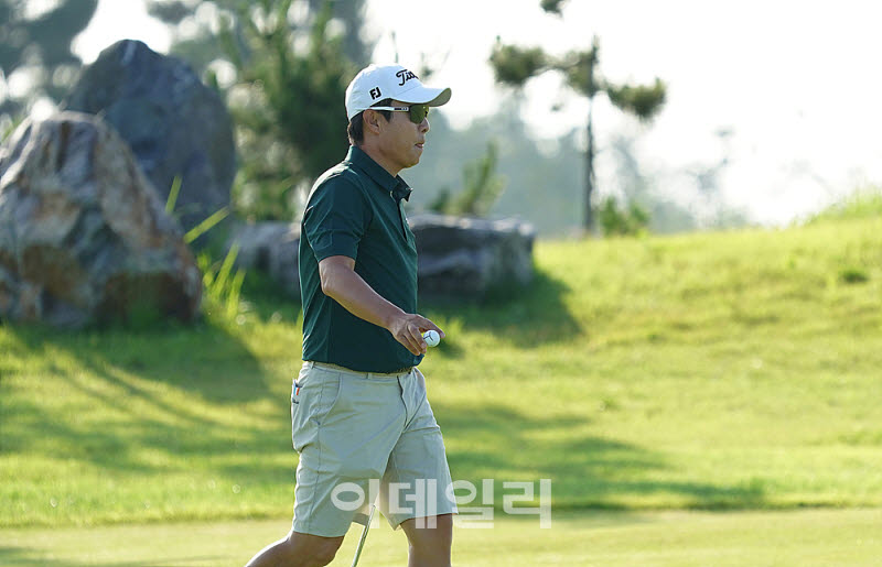 [포토] 김경태, 힘찬 발걸음으로 홀아웃