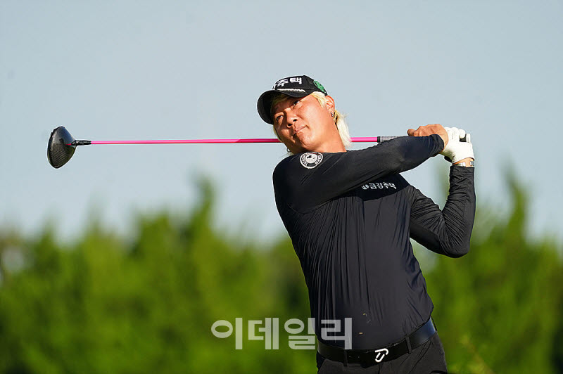 [포토] 허인회, 강렬한 핑크 샤프트
