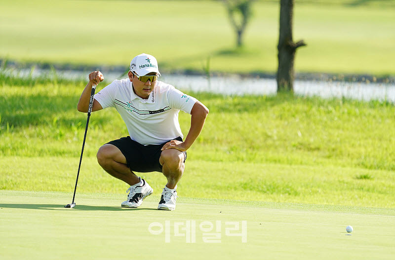 [포토] 함정우, 신중히 살피는 라인