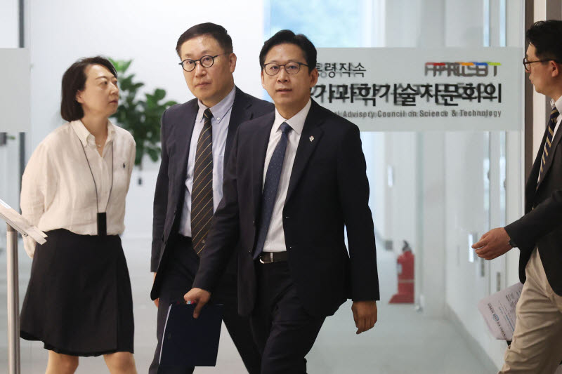 [포토]국가과학기술자문회의 참석하는 배경훈 부총리