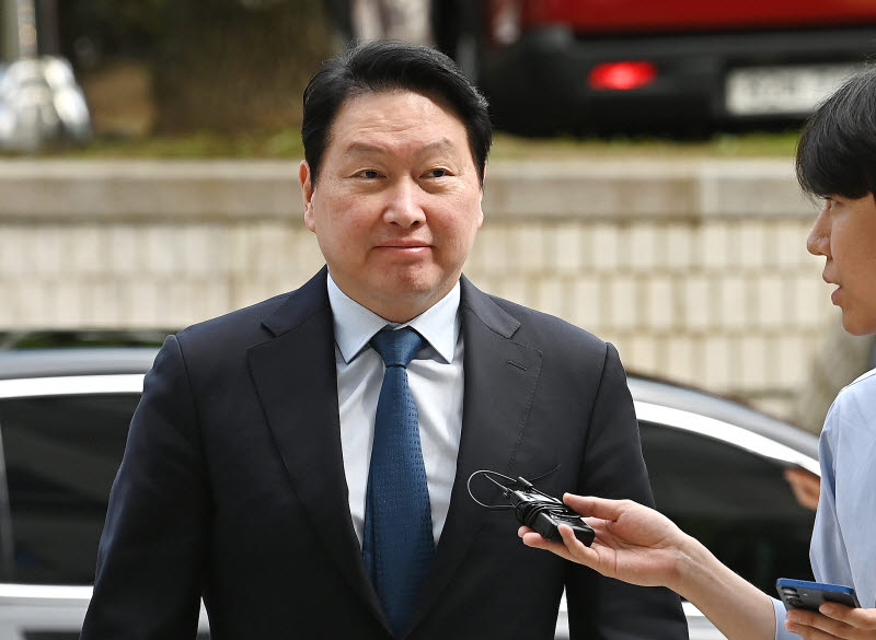 [포토]최태원, 재산분할 파기환송 2차 변론기일 출석
